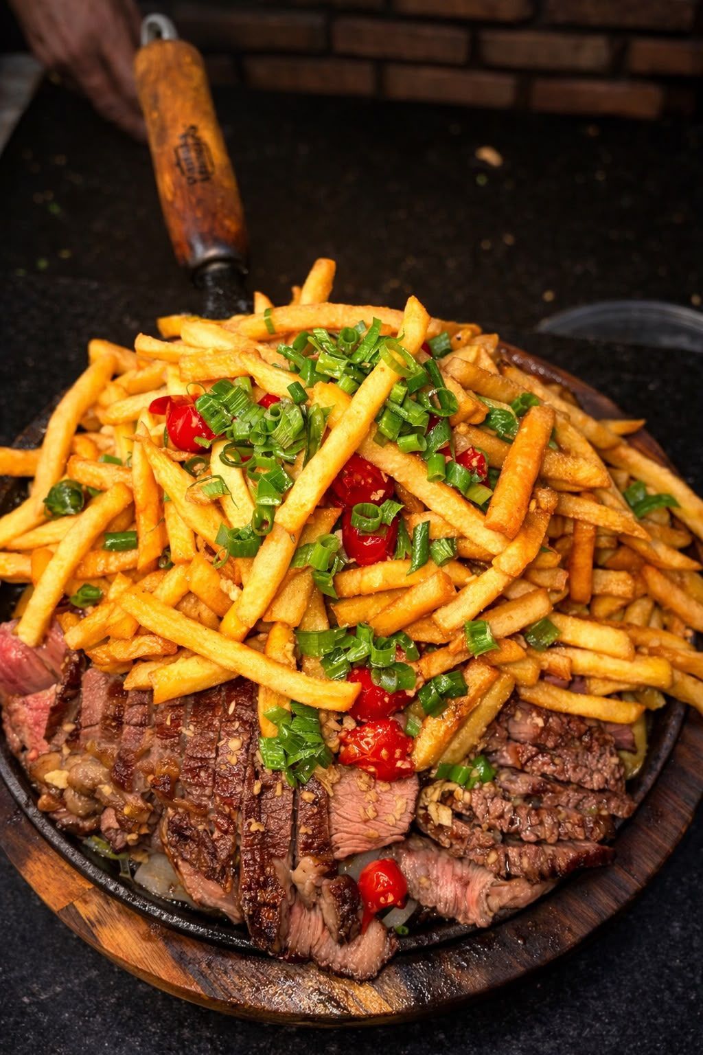 Chapa de carne fatiada com batata frita