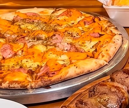 Pizza servida na mesa