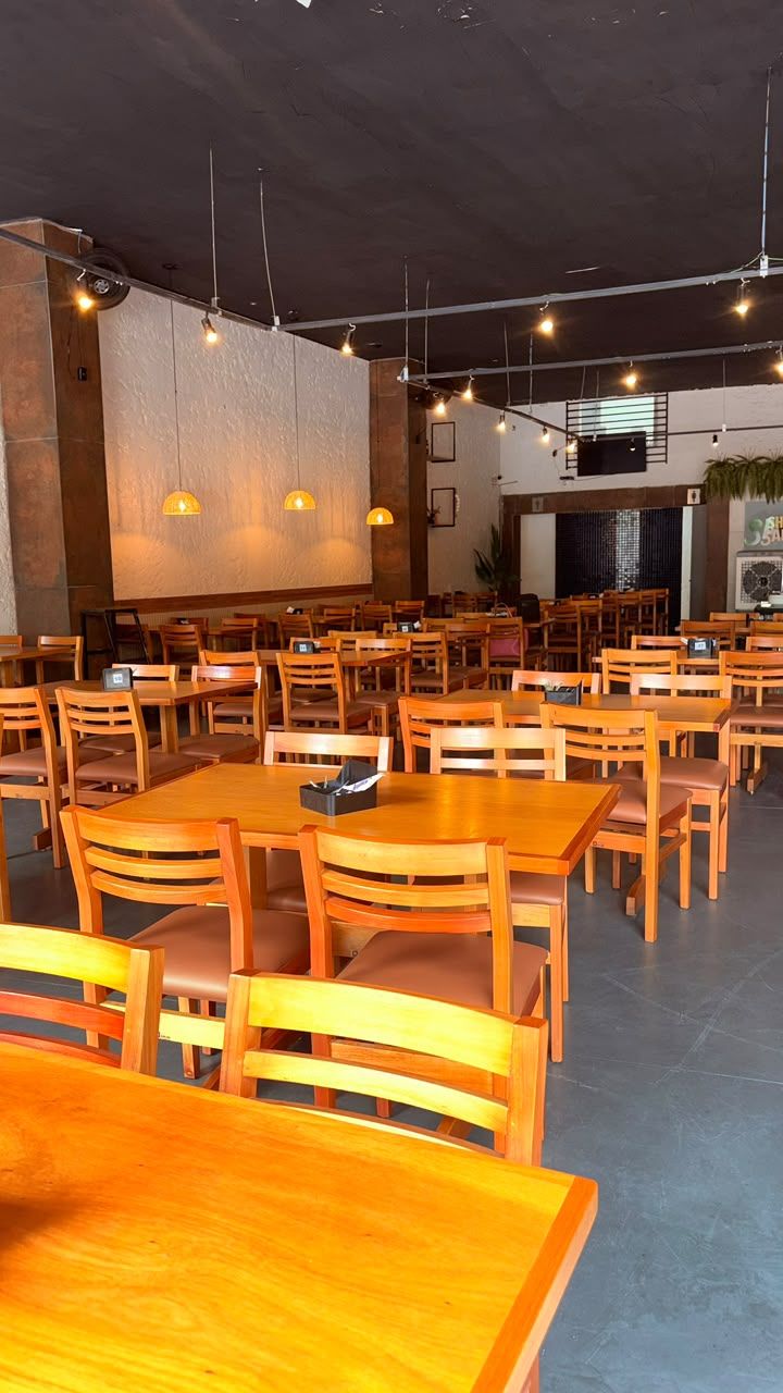 Mesas do salão do Show de Sabor Restaurante